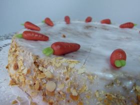 Rüblikuchen mit handgefertigten Möhren aus Marzipan