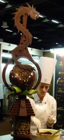 Schokoladenschaustück zum Thema "Quetzalcoatl und das göttliche Geschenk Kakao"